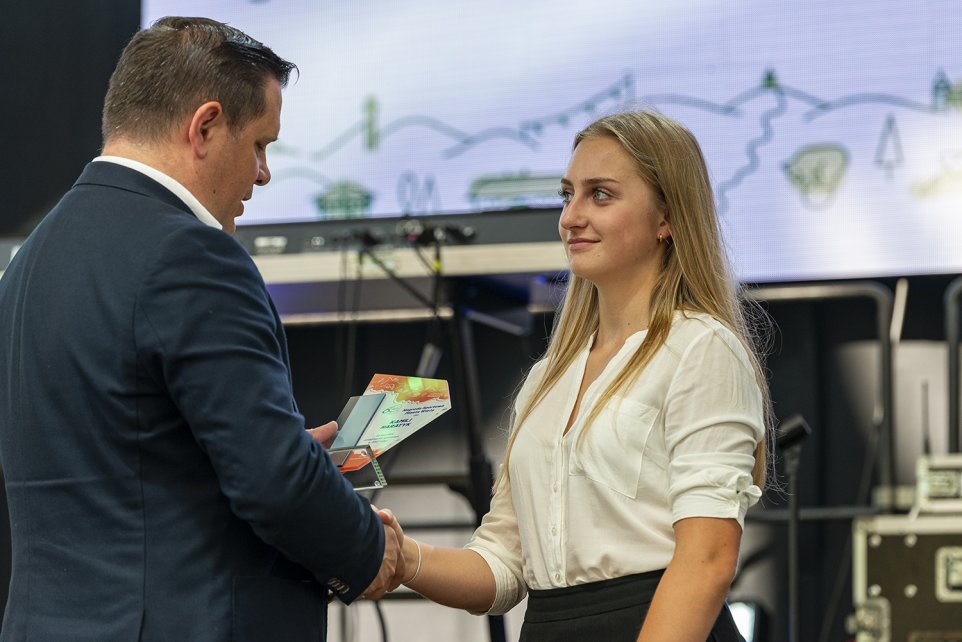 Kamila Haratyk odbiera nagrodę z rąk burmistrza